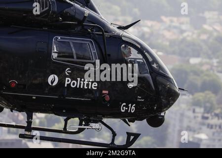 Le roi Philippe - Filip de Belgique pilote un hélicoptère à l'occasion de la célébration du 25th anniversaire du département du soutien aérien de la police fédérale, à Melsbroek, le mardi 26 juin 2018. BELGA PHOTO THIERRY ROGE Banque D'Images