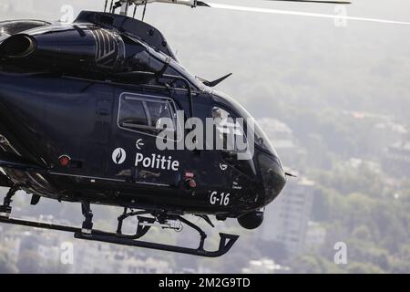 Le roi Philippe - Filip de Belgique pilote un hélicoptère à l'occasion de la célébration du 25th anniversaire du département du soutien aérien de la police fédérale, à Melsbroek, le mardi 26 juin 2018. BELGA PHOTO THIERRY ROGE Banque D'Images