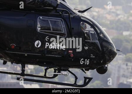 Le roi Philippe - Filip de Belgique pilote un hélicoptère à l'occasion de la célébration du 25th anniversaire du département du soutien aérien de la police fédérale, à Melsbroek, le mardi 26 juin 2018. BELGA PHOTO THIERRY ROGE Banque D'Images