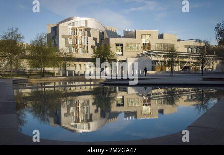 Photo de dossier datée du 29/04/21 du bâtiment du Parlement écossais à Holyrood à Édimbourg, comme un mobile "bus du Parlement" qui visiterait les régions rurales de l'Écosse, est parmi un certain nombre de suggestions d'un panel de citoyens pour rendre Holyrood plus accessible. Banque D'Images