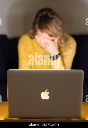 PHOTO POSÉE PAR LE MODÈLE photo du dossier datée du 09/03/15 d'une femme qui a l'air contrariée en utilisant un ordinateur portable, comme les gens pourraient être plus à risque de fraude de frais de prêt ce Noël, le régulateur de la ville a averti. Banque D'Images