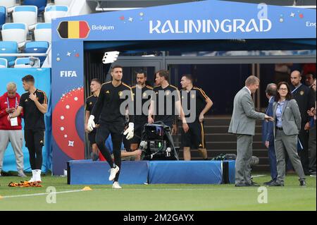 Les joueurs belges arrivent pour une session d'entraînement de l'équipe nationale belge de football les Red Devils dans le stade de Kaliningrad, à Kaliningrad, en Russie, le mercredi 27 juin 2018. L'équipe jouera demain leur troisième match contre l'Angleterre dans la phase de groupe de la coupe du monde de la FIFA 2018. BELGA PHOTO BRUNO FAHY Banque D'Images