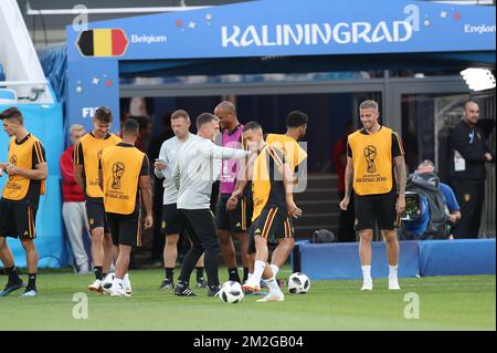 Les joueurs belges arrivent pour une session d'entraînement de l'équipe nationale belge de football les Red Devils dans le stade de Kaliningrad, à Kaliningrad, en Russie, le mercredi 27 juin 2018. L'équipe jouera demain leur troisième match contre l'Angleterre dans la phase de groupe de la coupe du monde de la FIFA 2018. BELGA PHOTO BRUNO FAHY Banque D'Images