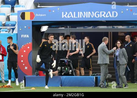 Les joueurs belges arrivent pour une session d'entraînement de l'équipe nationale belge de football les Red Devils dans le stade de Kaliningrad, à Kaliningrad, en Russie, le mercredi 27 juin 2018. L'équipe jouera demain leur troisième match contre l'Angleterre dans la phase de groupe de la coupe du monde de la FIFA 2018. BELGA PHOTO BRUNO FAHY Banque D'Images