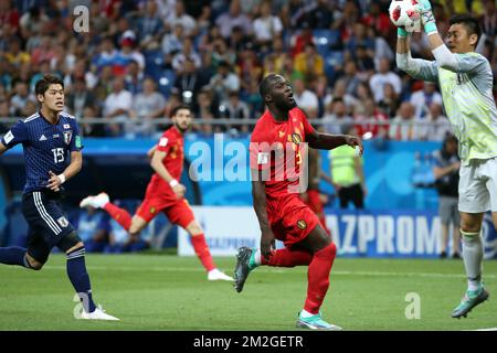 Hiroki Sakai au Japon, Romelu Lukaku en Belgique et Thibaut Courtois, gardien de but belge, se battent pour le ballon lors d'un match de 16 entre l'équipe nationale belge de football les Red Devils et le Japon à Rostov, en Russie, le lundi 02 juillet 2018. BELGA PHOTO BRUNO FAHY Banque D'Images