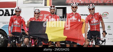 Belge Thomas de Gendt de Lotto Soudal, Belge Jasper de Buyst de Lotto Soudal, Belge Jelle Vanendert de Lotto Soudal, Le Belge Tiesj Benoot de Lotto Soudal et le Belge Jens Keukeleire de Lotto Soudal soutiennent les Red Devils avant le début d'une session de formation avant l'édition 105th de la course cycliste Tour de France, à la-Roche-sur-Yon, France, le jeudi 05 juillet 2018. Le Tour de France de cette année se déroule de 7 juillet à 29 juillet. BELGA PHOTO YORICK JANSENS Banque D'Images