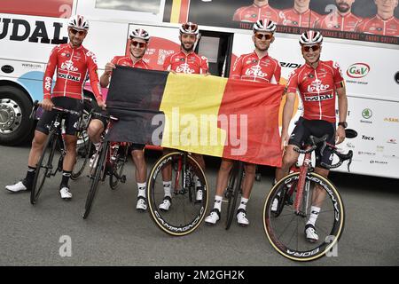 Belge Thomas de Gendt de Lotto Soudal, Belge Jasper de Buyst de Lotto Soudal, Belge Jelle Vanendert de Lotto Soudal, Le Belge Tiesj Benoot de Lotto Soudal et le Belge Jens Keukeleire de Lotto Soudal soutiennent les Red Devils avant le début d'une session de formation avant l'édition 105th de la course cycliste Tour de France, à la-Roche-sur-Yon, France, le jeudi 05 juillet 2018. Le Tour de France de cette année se déroule de 7 juillet à 29 juillet. BELGA PHOTO YORICK JANSENS Banque D'Images