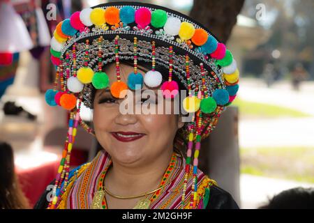 Portrait d'une femme souriante dans un chapeau de pompon Hmong à la Hmong New Year Celebration au parc El Dorado à long Beach, CA Banque D'Images