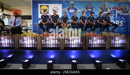 Néerlandais Niki Terpstra des étages Quick-Step, belge Tim Declercq des étages Quick-Step, argentin Maximiliano Richeze des étages Quick-Step, belge Philippe Gilbert des étages Quick-Step, belge Yves Lampaert des étages Quick-Step, colombien Fernando Gaviria des étages Quick-Step, Le Luxembourgeois Bob Jungels des étages Quick-Step et le Français Julian Alaphilippe des étages Quick-Step photographiés lors d'une conférence de presse des étages Quick Step de l'équipe cycliste, en prévision de l'édition 105th de la course cycliste Tour de France, à la-Roche-sur-Yon, France, le jeudi 05 juillet 2018. Le Tour de France de cette année a lieu Banque D'Images