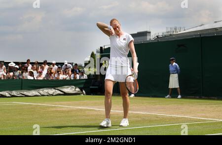 L'Alison Belge Van Uytvanck semble rejetée lors d'un match de tennis entre l'Alison Belge Van Uytvanck (WTA-47) et la Daria Kasatkina russe (WTA-14), lors de la quatrième manche des singles pour femmes au tournoi de tennis de grande envergure de Wimbledon 2018 au All England tennis Club, dans le sud-ouest de Londres, en Grande-Bretagne, lundi 09 juillet 2018. BELGA PHOTO VIRGINIE LEFOUR Banque D'Images