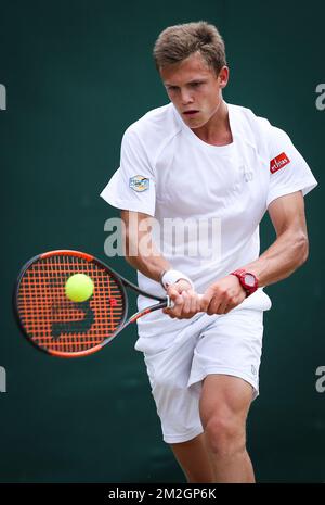 Belge Arnaud Bovy photographié en action lors d'un match de tennis entre Belge Arnaud Bovy et Français Harold Mayot, dans la deuxième ronde des garçons célibataires au tournoi de tennis grand slam de Wimbledon 2018 au All England tennis Club, dans le sud-ouest de Londres, en Grande-Bretagne, le mardi 10 juillet 2018. BELGA PHOTO VIRGINIE LEFOUR Banque D'Images