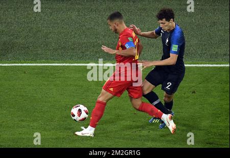 Eden Hazard en Belgique et Benjamin Pavard en France se battent pour le ballon lors du match de demi-finale entre l'équipe nationale française de football 'les Bleus' et l'équipe nationale belge de football les Devils, à Saint-Pétersbourg, en Russie, le mardi 10 juillet 2018. BELGA PHOTO LAURIE DIEFFEMBACQ Banque D'Images