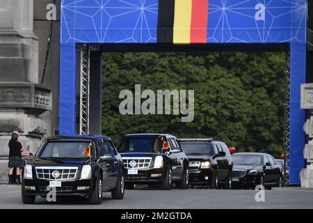 La délégation présidentielle avec la voiture d'État "la Bête" photographiée lors des arrivées d'un sommet de l'alliance militaire de l'OTAN (Organisation du Traité de l'Atlantique Nord), mercredi 11 juillet 2018, à Bruxelles. BELGA PHOTO ERIC LALMAND Banque D'Images