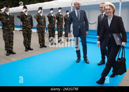 Le Premier ministre belge Charles Michel et le ministre allemand de la Défense Ursula von der Leyen photographiés à l'arrivée pour un dîner au Parc du Cinquantenaire - Parc Jubelpark à Bruxelles, pour les participants à un sommet de l'OTAN (Organisation du Traité de l'Atlantique Nord), mercredi 11 juillet 2018. BELGA PHOTO BENOIT DOPPAGNE Banque D'Images