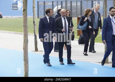 Le président français Emmanuel Macron et le ministre français des Affaires étrangères Jean-Yves le Drian ont été photographiés lors des arrivées du deuxième jour d'un sommet de l'alliance militaire de l'OTAN (Organisation du Traité de l'Atlantique Nord), jeudi 12 juillet 2018, à Bruxelles. BELGA PHOTO POOL PABLO GARRIGOS CUCARELLA Banque D'Images