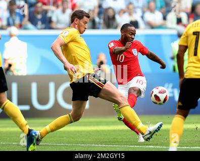 Jan Vertonghen en Belgique et Raheem Sterling en Angleterre photographiés en action lors d'un match de football entre l'équipe nationale belge des Red Devils et l'Angleterre, troisième place de la coupe du monde de la FIFA 2018, samedi 14 juillet 2018 à Saint-Pétersbourg, Russie. BELGA PHOTO BRUNO FAHY Banque D'Images