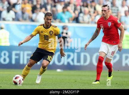 Eden Hazard, en Belgique, et Phil Jones, en Angleterre, photographiés en action lors d'un match de football entre l'équipe nationale belge des Red Devils et l'Angleterre, troisième place de la coupe du monde de la FIFA 2018, samedi 14 juillet 2018 à Saint-Pétersbourg, en Russie. BELGA PHOTO BRUNO FAHY Banque D'Images