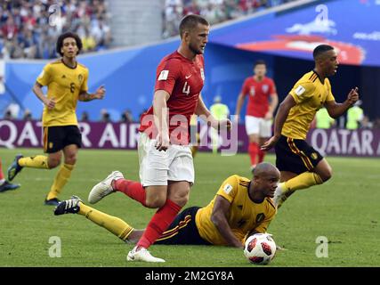 Eric Dier d'Angleterre et Vincent Kompany de Belgique photographiés en action lors d'un match de football entre l'équipe nationale belge des Red Devils et l'Angleterre, troisième place de la coupe du monde de la FIFA 2018, samedi 14 juillet 2018 à Saint-Pétersbourg, Russie. BELGA PHOTO LAURIE DIEFFEMBACQ Banque D'Images