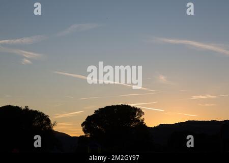 ciel parsemé de pistes d'avion au crépuscule en automne Banque D'Images