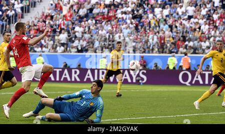 Eric Dier d'Angleterre et le gardien de but de Belgique Thibaut Courtois photographiés en action lors d'un match de football entre l'équipe nationale belge des Red Devils et l'Angleterre, troisième place de la coupe du monde de la FIFA 2018, samedi 14 juillet 2018 à Saint-Pétersbourg, Russie. BELGA PHOTO LAURIE DIEFFEMBACQ Banque D'Images