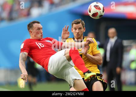 Phil Jones d'Angleterre et Jan Vertonghen de Belgique se battent pour le ballon lors d'un match de football entre l'équipe nationale belge de football les Red Devils et l'Angleterre, troisième place de la coupe du monde de la FIFA 2018, samedi 14 juillet 2018 à Saint-Pétersbourg, Russie. BELGA PHOTO BRUNO FAHY Banque D'Images