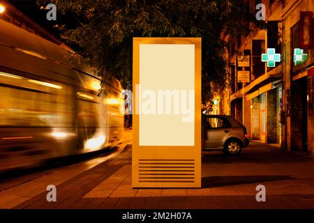 panneau d'affichage et panneau d'affichage publicitaire à un arrêt de bus. visionneuse blanche vierge. cadre urbain. rue de la ville. affiche. espace commercial vide. tramway moderne à proximité Banque D'Images