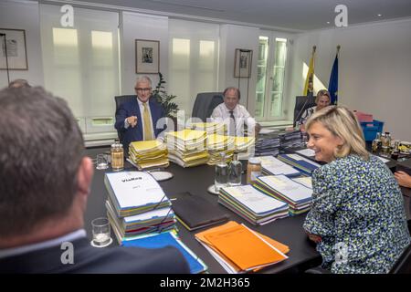 (G-D) le ministre flamand Geert Bourgeois, le ministre flamand de l'emploi, de l'économie, de l'innovation, de la politique scientifique et des sports Philippe Muyters, le ministre flamand de l'éducation Hilde Crevits (avant) et le ministre flamand de l'Environnement, de l'aménagement du territoire et de l'Agriculture Joke Schauvliege (arrière), photographiés au début du conseil des ministres du gouvernement flamand, Vendredi 20 juillet 2018 à Bruxelles. BELGA PHOTO HATIM KAGHAT Banque D'Images