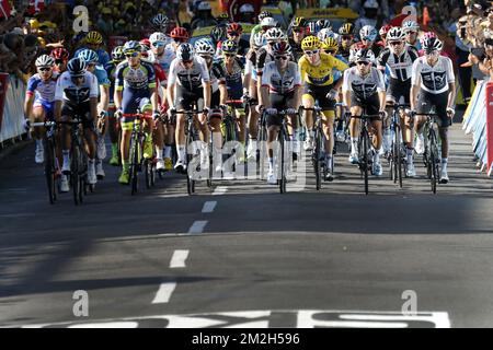 L'illustration montre l'arrivée du peloton pendant la phase 15th dans l'édition 105th de la course cycliste Tour de France, de Millau à Carcassonne (181,5km), France, dimanche 22 juillet 2018. Le Tour de France de cette année se déroule de 7 juillet à 29 juillet. BELGA PHOTO YUZURU SUNADA - FRANCE SORTIE Banque D'Images