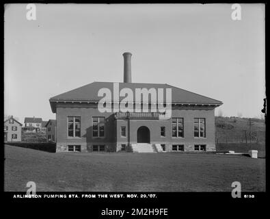 Service de distribution, station de pompage d'Arlington, depuis l'ouest, Arlington, Mass., 29 novembre 1907 , travaux d'eau, stations de pompage, construction terminée Banque D'Images