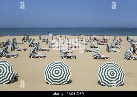 Sièges inclinables, chaises de plage et parasols pour la plupart vides à la station balnéaire belge en raison de la vague de chaleur pendant les vacances d'été le long de la côte de la mer du Nord | Chaises longues sur plage presse désertée vague pendentif de chaleur à la côte belge 28/07/2018 Banque D'Images