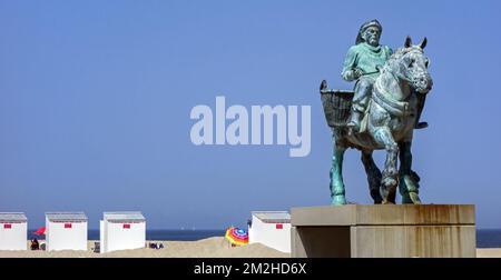 Cloned Paardenvisager, sculpture en bronze de la crevette à cheval sur la plage d'Oostduinkerke, Flandre Occidentale, Belgique | Cloned Paardenvisager, sculpture de pêche de cuvettes à cheval sur la plage d'Oostduinke, Belgique 28/07/2018 Banque D'Images