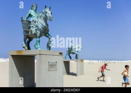 Paardenvisagé clonés, sculptures en bronze de crevettes à cheval sur la plage d'Oostduinkerke, Flandre Occidentale, Belgique | cloné Paardenvisagé, sculptures de crêtes à cheval sur la plage d'Oostduinke, Belgique 28/07/2018 Banque D'Images