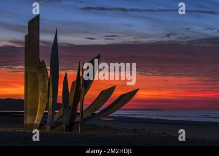 Deuxième Guerre mondiale Monument d'Omaha Beach les Braves à Saint-Laurent-sur-Mer au coucher du soleil, Basse-Normandie, France | Mémorial les Braves sur la plage d'Omaha Beach à Saint-Laurent-sur-Mer en Normandie, France 02/07/2018 Banque D'Images