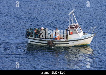 Pêcheur dans un petit bateau de pêche en train de déposer / tirer des pièges à homard / pots à homard / crèches à homard dans l'océan Atlantique, Écosse, Royaume-Uni | pêche dans le petit bateau de pêche pêcheur de chant pour les homards 14/06/2018 Banque D'Images