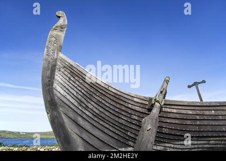 Char de pilotage à la poupe de Skidbladner, réplique pleine grandeur du navire Gokstad à Brookpoint, Unst, Shetland Islands, Écosse, Royaume-Uni | reconstruction de bateau viking Skidbladnir à Brookpoint, Unst, Shetland, Ecosse 10/06/2018 Banque D'Images