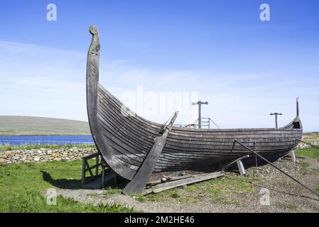 Char de pilotage à la poupe de Skidbladner, réplique pleine grandeur du navire Gokstad à Brookpoint, Unst, Shetland Islands, Écosse, Royaume-Uni | reconstruction de bateau viking Skidbladnir à Brookpoint, Unst, Shetland, Ecosse 10/06/2018 Banque D'Images