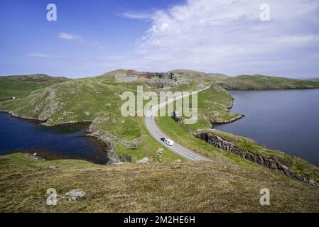 Vue aérienne sur le Mavis Grind, isthme étroit reliant la péninsule Northmavine au reste du continent, îles Shetland, Écosse, Royaume-Uni | Mavis Grind, isthme britannique reliant la presqu'île de Northmavine au reste du continent, Shetland, Ecosse 11/06/2018 Banque D'Images