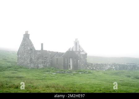 Abandon de la maison de crofter dans la brume épaisse, Shetland Islands, Écosse, Royaume-Uni | Croft, habitation du crofter abandonné dans la brume, Shetland, Ecosse 05/07/2018 Banque D'Images