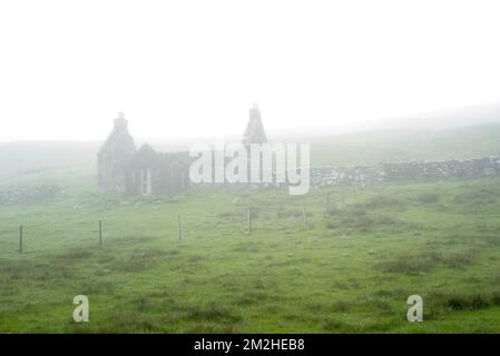 Abandon de la maison de crofter dans la brume épaisse, Shetland Islands, Écosse, Royaume-Uni | Croft, habitation du crofter abandonné dans la brume, Shetland, Ecosse 05/07/2018 Banque D'Images