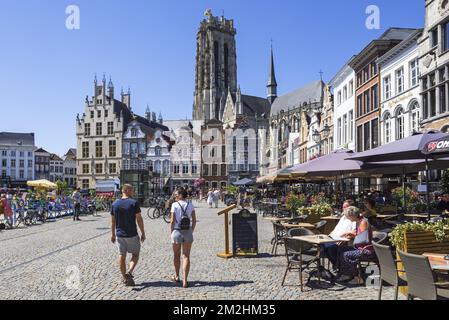 Restaurants et cafés en bordure de la Grand place et de la rue Cathédrale de Rumbold dans la ville Malines, Anvers, Flandre, Belgique | la cathédrale Saint-Rombaut et restaurants à la Grand-place de Malines, Belgique 06/08/2018 Banque D'Images