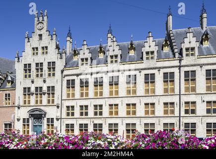 De Beyaert, former neo-Gothic city hall now Post Office in the city Mechelen / Malines, Antwerp, Flanders, Belgium | De Beyaert, ancien hôtel de ville et maintenant bureau de poste dans la ville Malines, Belgique 06/08/2018 Stock Photo