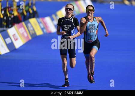 La triathlète belge Claire Michel fait un dernier effort pour terminer cinquième devant la Tchèque Vendula Frintova à l'épreuve de triathlon féminin aux Championnats d'Europe, à Glasgow, en Écosse, le jeudi 09 août 2018. Des championnats européens de plusieurs sports se tiendront à Glasgow du 03 au 12 août. BELGA PHOTO ERIC LALMAND Banque D'Images