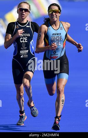 La triathlète belge Claire Michel fait un dernier effort pour terminer cinquième devant la Tchèque Vendula Frintova à l'épreuve de triathlon féminin aux Championnats d'Europe, à Glasgow, en Écosse, le jeudi 09 août 2018. Des championnats européens de plusieurs sports se tiendront à Glasgow du 03 au 12 août. BELGA PHOTO ERIC LALMAND Banque D'Images