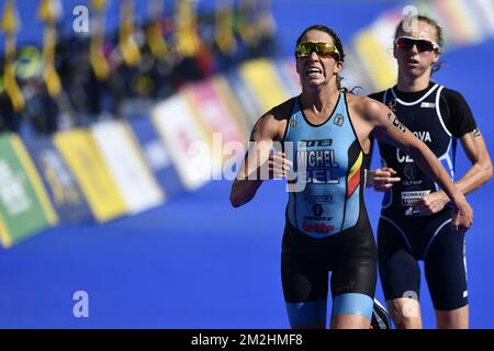 La triathlète belge Claire Michel fait un dernier effort pour terminer cinquième devant la Tchèque Vendula Frintova à l'épreuve de triathlon féminin aux Championnats d'Europe, à Glasgow, en Écosse, le jeudi 09 août 2018. Des championnats européens de plusieurs sports se tiendront à Glasgow du 03 au 12 août. BELGA PHOTO ERIC LALMAND Banque D'Images