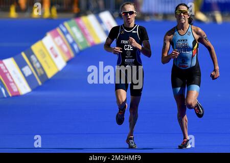 La triathlète belge Claire Michel fait un dernier effort pour terminer cinquième devant la Tchèque Vendula Frintova à l'épreuve de triathlon féminin aux Championnats d'Europe, à Glasgow, en Écosse, le jeudi 09 août 2018. Des championnats européens de plusieurs sports se tiendront à Glasgow du 03 au 12 août. BELGA PHOTO ERIC LALMAND Banque D'Images