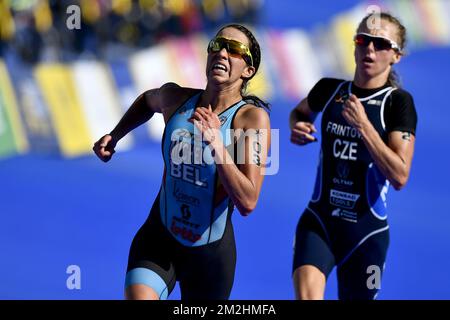 La triathlète belge Claire Michel fait un dernier effort pour terminer cinquième devant la Tchèque Vendula Frintova à l'épreuve de triathlon féminin aux Championnats d'Europe, à Glasgow, en Écosse, le jeudi 09 août 2018. Des championnats européens de plusieurs sports se tiendront à Glasgow du 03 au 12 août. BELGA PHOTO ERIC LALMAND Banque D'Images