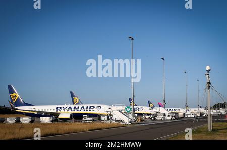 L'illustration montre des avions de Ryanair lors d'une grève des pilotes de la compagnie aérienne irlandaise à bas prix Ryanair en Belgique, le vendredi 10 août 2018 à l'aéroport de Charleroi (Bruxelles-Sud). Des pilotes de plusieurs pays, dont l'Allemagne, la Suède et les pays-Bas, sont en grève pour de meilleurs droits et la reconnaissance d'un syndicat. BELGA PHOTO VIRGINIE LEFOUR Banque D'Images