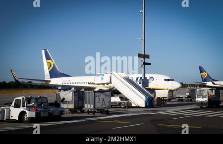 L'illustration montre des avions de Ryanair lors d'une grève des pilotes de la compagnie aérienne irlandaise à bas prix Ryanair en Belgique, le vendredi 10 août 2018 à l'aéroport de Charleroi (Bruxelles-Sud). Des pilotes de plusieurs pays, dont l'Allemagne, la Suède et les pays-Bas, sont en grève pour de meilleurs droits et la reconnaissance d'un syndicat. BELGA PHOTO VIRGINIE LEFOUR Banque D'Images
