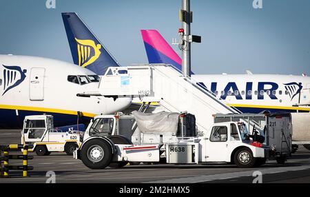 L'illustration montre des avions de Ryanair lors d'une grève des pilotes de la compagnie aérienne irlandaise à bas prix Ryanair en Belgique, le vendredi 10 août 2018 à l'aéroport de Charleroi (Bruxelles-Sud). Des pilotes de plusieurs pays, dont l'Allemagne, la Suède et les pays-Bas, sont en grève pour de meilleurs droits et la reconnaissance d'un syndicat. BELGA PHOTO VIRGINIE LEFOUR Banque D'Images