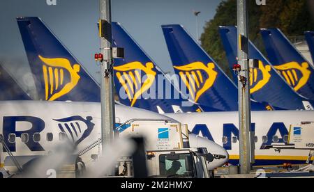 L'illustration montre des avions de Ryanair lors d'une grève des pilotes de la compagnie aérienne irlandaise à bas prix Ryanair en Belgique, le vendredi 10 août 2018 à l'aéroport de Charleroi (Bruxelles-Sud). Des pilotes de plusieurs pays, dont l'Allemagne, la Suède et les pays-Bas, sont en grève pour de meilleurs droits et la reconnaissance d'un syndicat. BELGA PHOTO VIRGINIE LEFOUR Banque D'Images